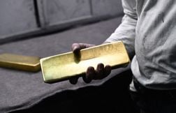 Le faux conseiller bancaire soutirait cartes, codes et même un lingot d’or