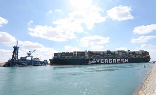 Le navire Evergreen bloque toujours le canal de Suez.