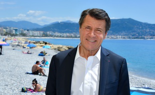 Christian Estrosi, maire sortant (LR) de Nice, le 23 juin sur une plage de la promenade des Anglais