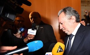 Jean-Noël Guérini, lundi matin, à la sortie de la salle d'audience du tribunal correctionnel de Marseille. AFP PHOTO / ANNE-CHRISTINE POUJOULAT