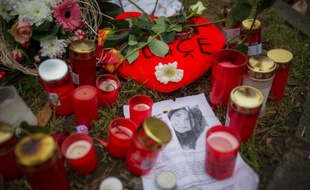 Des fleurs et des bougies disposées à côté d'un portrait de l'étudiante turque tuée en voulant défendre deux adolescentes lors d'une agression, le 1er décembre 2014 à Offenbach