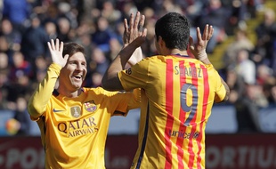 Lionel Messi et Luis Suarez se félicitent après un but lors du match contre Levante le 7 février 2016.