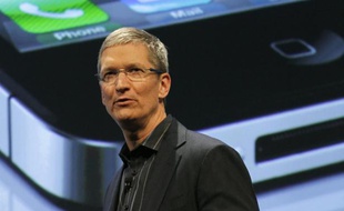 Le nouveau directeur général d'Apple, Tim Cook, ici photographié lors du lancement de l'iPhone 4 sur le réseau Verizon, le 23 février 2011.