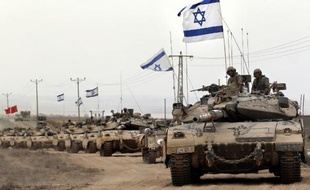 Une colonne de blindés israéliens longent la frontière entre la bande de Gaza et Israël, le 5 août 2014, après avoir quitté l'enclave palestinienne
