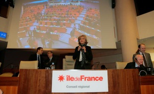 La présidente de la région Ile-de-France, Valérie Pécresse (c), le 21 janvier 2016 à Paris