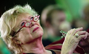 Eva Joly, candidate EELV à l'Elysée, a refusé mercredi de dire si elle appellerait à voter pour François Hollande au second tour de la présidentielle, même si elle assure qu'elle "ne se trompe pas d'ennemi" et veut empêcher un deuxième mandat de Nicolas Sarkozy.