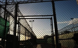 Dix-sept Chinois musulmans ouïgours détenus à Guantanamo depuis sept ans et blanchis depuis cinq ne peuvent pas être relâchés sur le sol américain comme ils le demandaient, a ordonné mercredi une cour d'appel américaine infirmant une première décision de justice.