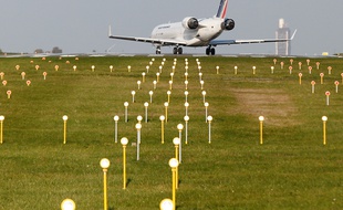 ST PHILBERT DE GRANDLIEU, le 02/12/2013 Un avion se pose sur l aeroport Nantes ATLANTIQUE