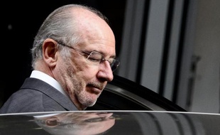L'ex-patron du FMI, Rodrigo Rato, quitte le 16 octobre 2014 le tribunal à Madrid, dans le cadre d'un scandale de cartes bancaires