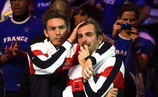 Julien Benneteau en pleurs consolé par Nicolas Mahut lors de la finale de la coupe Davis 2017