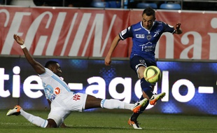 Camus a porté le maillot de Troyes en 2012-2013 et 2015-2016.