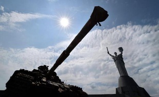 Une photo prise le 12 juillet 2014 à Kiev d'un tank pendant l'exhibition d'armes, d'équipements militaires et autres documents saisis à des groupes armés prorusses lors d'une opération anti-terroriste dans l'est de l'Ukraine