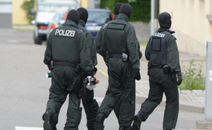 La police allemande a mené mardi des perquisitions contre un groupuscule qu'elle soupçonnait de préparer une attaque terroriste islamiste à l'explosif, à l'aide d'avions télécommandés, a annoncé le Parquet fédéral antiterroriste.