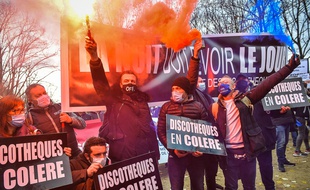 Les restaurateurs, hôteliers, patrons de discotheques, les professionnels de l'evenementiel et du tourisme ont manifeste le 14 decembre 2020 sur l'Esplanade des Invalides a Paris avec une revendication : qu'on les laisse travailler.