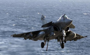 Un Rafale de retour d'une mission en Irak s'apprête à se poser sur le pont du porte-avions Charles de Gaulle le 26 février 2015