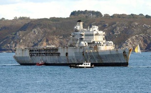 Le navire-école de la Marine, la "Jeanne d'Arc", quitte la base navale de Brest, le 11 octobre 2014