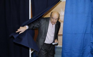 "Nous allons repartir à la prochaine bataille, celle des élections législatives", a réagi dimanche soir sur TF1 Alain Juppé, ministre des Affaires étrangères, après l'annonce de la victoire du socialiste François Hollande à l'élection présidentielle.