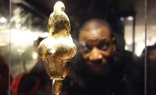 Abd Al Malik visite le Musée de l'Homme en compagnie d'un anthropologue, le 21 octobre 2015 à Paris.