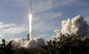 La fusée Falcon Heavy, de l'entreprise d'Elon Musk Space X, s'élève dans le ciel de Cap Canaveral, en Floride, le 6 février 2018.