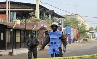 Des policiers sont positionnés près du bar restaurant La Terrasse à Bamako après l'attaque qui a fait 5 morts, le 7 mars 2015