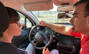 Young Driver propose des initiations à la conduite dès 10 ans. Kévin, le moniteur, avec son élève Lowa (photo prise avant les mesures sanitaires)