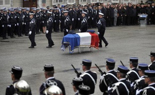 Un quatrième homme, soupçonné d'être impliqué dans le meurtre d'un policier de la BAC de Chambéry, renversé mi-avril par des cambrioleurs en fuite, a été mis en examen et écroué vendredi soir, a-t-on appris samedi de source judiciaire, confirmant une information du Progrès de Lyon.