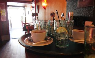 Illustration de verres posés dans un bar.