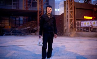 Les villes chinoises, qui accueillent désormais plus de la moitié des 1,35 milliard d'habitants du pays, sont construites par les ouvriers migrants venus des campagnes, objets d'une discrimination institutionnalisée qui les empêche de devenir citadins à part entière.