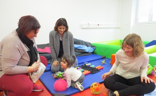 Anna, en compagnie de sa maman et de deux professionnels de l'institut du développement de l'enfant et de sa communication