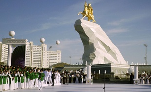 Achkhabad, le 25 mai 2015. Une statue en or à l'effigie du président a été placée dans la capitale turkmène.