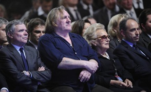 Une vingtaine d'artistes et d'intellectuels, dont Gérard Depardieu, Charles Aznavour ou Jean d'Ormesson, ont appelé vendredi à voter le 6 mai pour Nicolas Sarkozy au nom de la "vérité" en dénonçant les "outrances" des médias qui en ont fait un "ennemi à abattre".