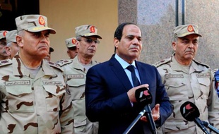 Le président égyptien Abdel-Fattah al-Sissi, entouré de généraux, lors d'une conférence de presse au Caire le 31 janvier 2015