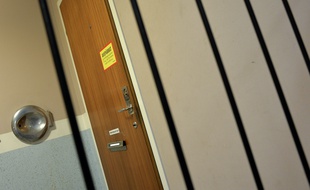 La porte d'un appartement suédois où une mère aurait séquestré ses filles pendant des années, février 2015.