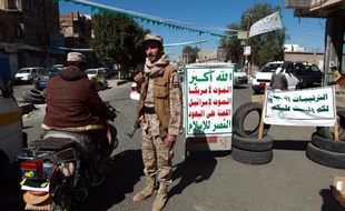 Un milicien houthi à un point de contrôle de Sanaa, le 27 décembre 2014