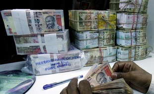 Un employé de banque compte des roupies, à Bombay le 27 février 2007