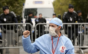 Une centaine d'infirmiers anesthésistes d'Ile-de-France sont rassemblés le 06 octobre 2010 devant le ministère de la Santé à Paris, où des syndicats hospitaliers étaient reçus pour discuter notamment d'une prime pour les
