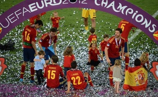 L'Espagne est définitivement entrée dans la légende du football après son sacre au Championnat d'Europe 2012, la "Roja" de Vicente Del Bosque, championne du monde 2010 et déjà reine du continent en 2008, ne laissant aucune chance à l'Italie de Mario Balotelli (4-0)