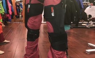 L'exosquelette pour faire du ski-mojo sur un mannequin.