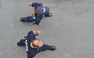 Illustration Vie quotidienne Policiers Municipaux en ville Patrouille de forces de police municipale