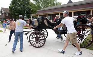 Deux chevaux tirant des chariots, pris de panique, ont piétiné plusieurs personnes, à Bellevue, dans l'Iowa, faisant un mort et 23 blessés dont des enfants, dimanche 4 juillet 2010.