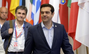 Le Premier ministre grec Alexis Tsipras et son ministre des Finances Euclide Tsakalotos (G) à l'issue du sommet de l'Eurogroupe le 13 juillet 2015 à Bruxelles