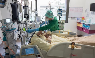 Dans un service de réanimation en France pendant la pandémie de coronavirus.