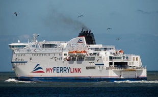 Un ferry de la compagnie My Ferry Link quitte le port de Calais le 8 juin 2015