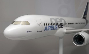 L'avionneur européen Airbus a creusé son avance sur Boeing sur le marché des monocouloirs au salon de Dubai, mais son rival a fait comme lui 20 milliards de dollars de ventes et imposé ses gros porteurs.