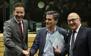 Euclide Tsakalotos, entre le ministre hollandais des Finances et président de l'Eurogroupe Jeroen Dijsselbloem et son homologue français Michel Sapin, le 7 juillet lors d'une réunion de l'Eurogroupe à Bruxelles.