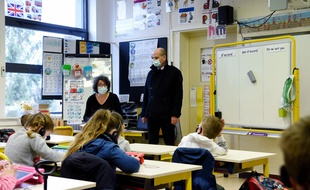 Jean-Michel Blanquer dans une classe de primaire à La Ferté-Milon, le 22 mars 2021.