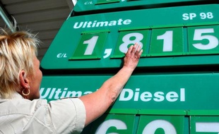 Plus d'un quart des possesseurs de véhicules motorisés (28%) déclarent qu'ils vont devoir changer de moyen de transport en raison du niveau actuel des prix du carburant, selon une étude réalisée par l'institut Opinionway pour le spécialiste du crédit à la consommation Sofinco.