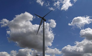 Le numéro un de l'énergie en Allemagne EON, qui s'efforce de prendre le virage de la sortie du nucléaire en Allemagne, a annoncé mardi la construction d'un site pilote permettant de stocker dans le réseau gazier les trop-pleins d'électricité produits par l'éolien.