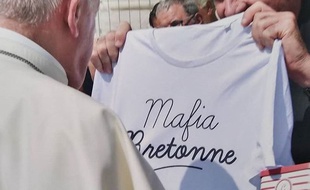 T-shirt Mafia Bretonne offert au Pape par Jean-Luc Guillotel, curé de Saint-Méen-le-Grand en Ille-et-Villaine