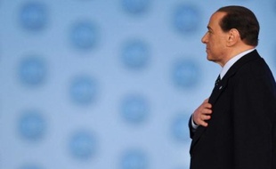 Quinze ans après son entrée fulgurante sur la scène politique, Silvio Berlusconi s'est offert dimanche un grand parti, le Peuple de la liberté (PDL), qui ambitionne de conquérir un Italien sur deux.